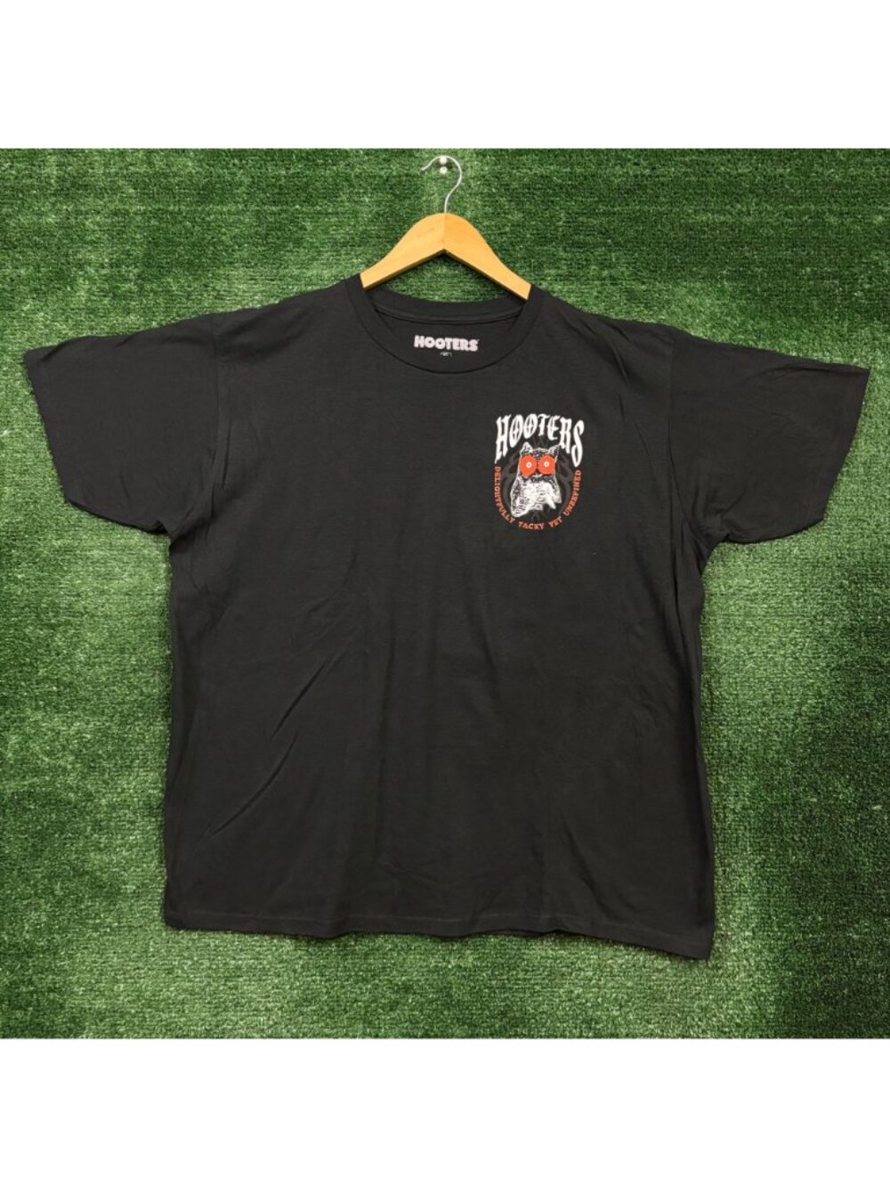 Hooters Praise Happy Hour Graphic T-Shirt Size XL - Picture 3 of 4